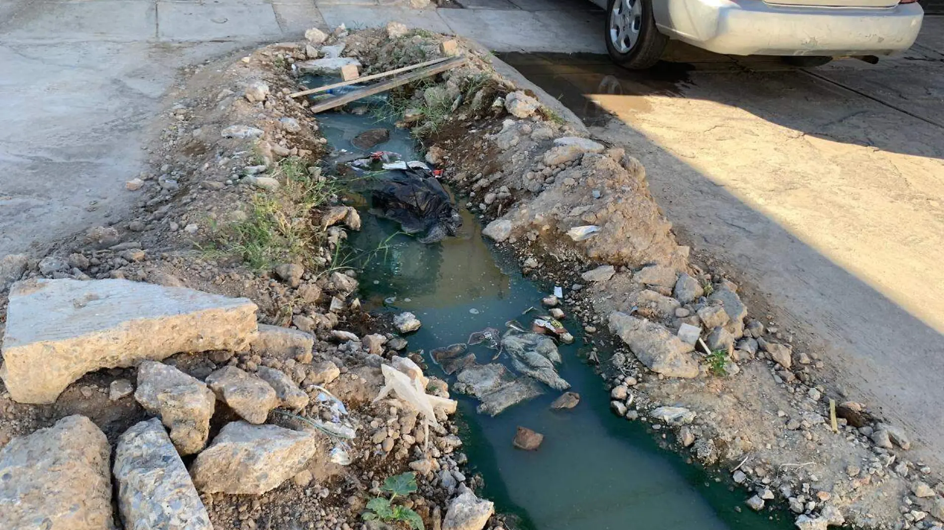 Fuga de aguas residuales en Villa Jazmín (1)